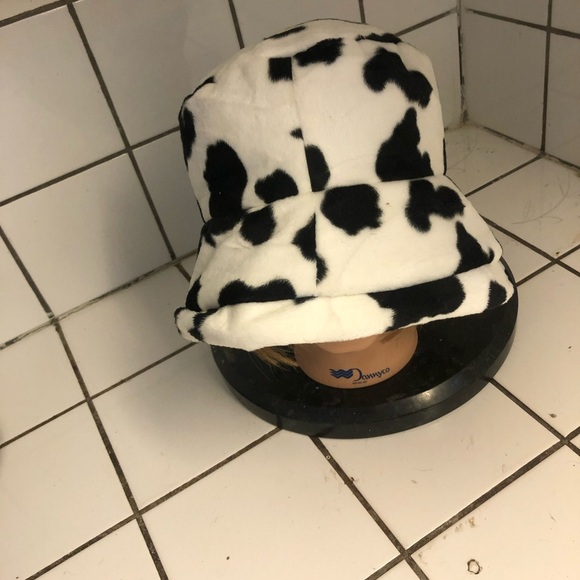 Black and White Beret Hat for those special occasions. Lovely hat to dress up. - Picture 2 of 9